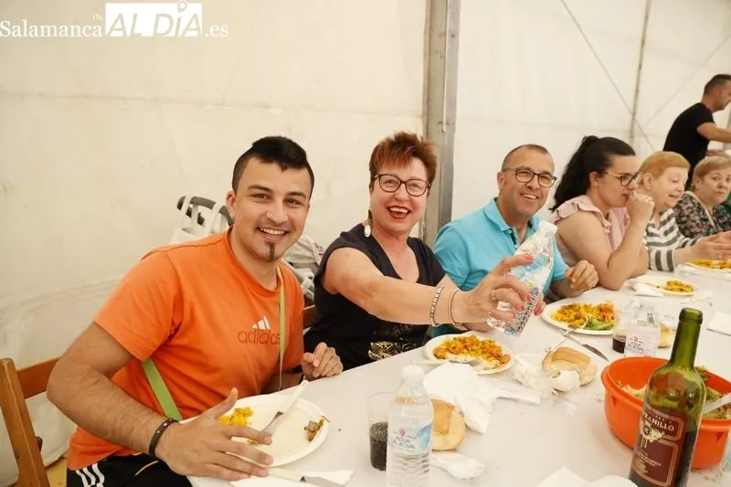 Paella popular en Villares de la Reina. Foto de David Sañudo