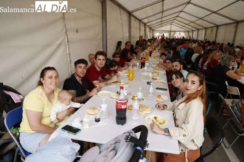 Paella popular en Villares de la Reina. Foto de David Sañudo