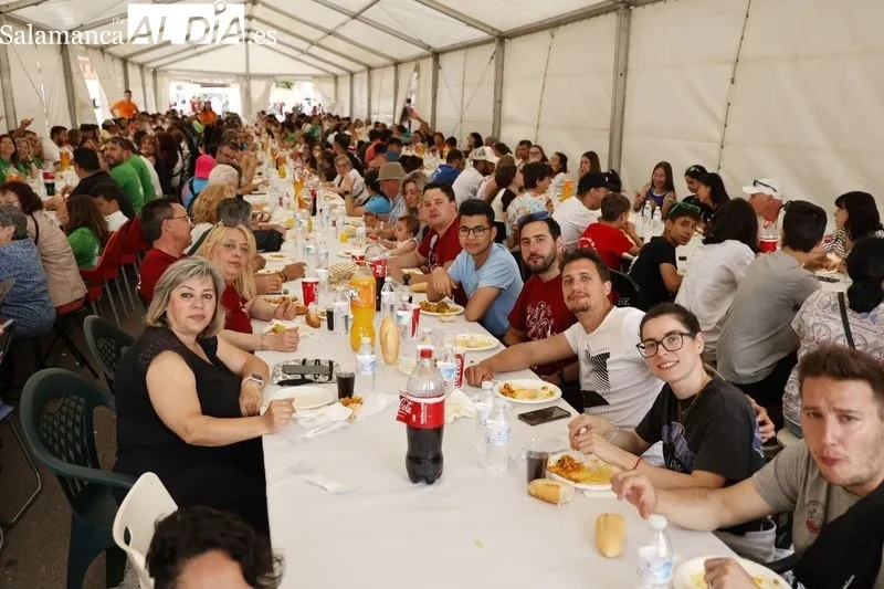 Paella popular en Villares de la Reina. Foto de David Sañudo