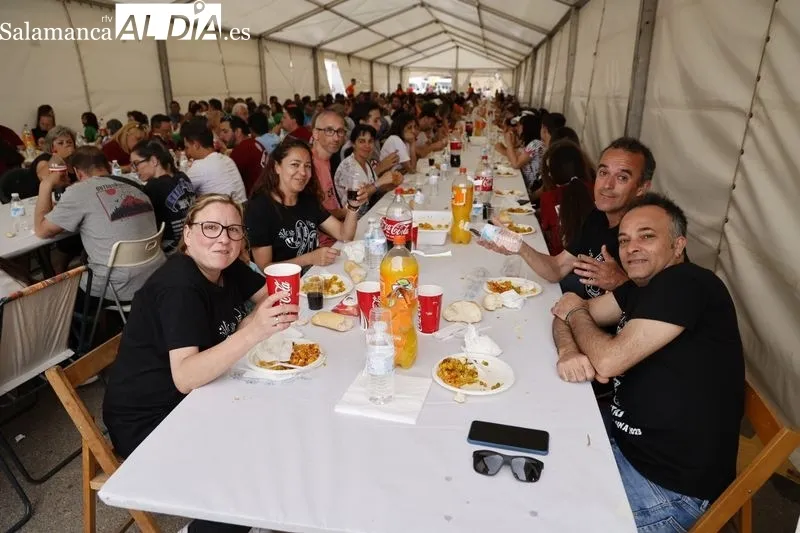 Paella popular en Villares de la Reina. Foto de David Sañudo
