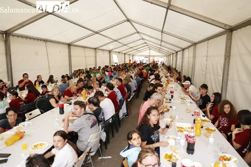 Paella popular en Villares de la Reina. Foto de David Sañudo
