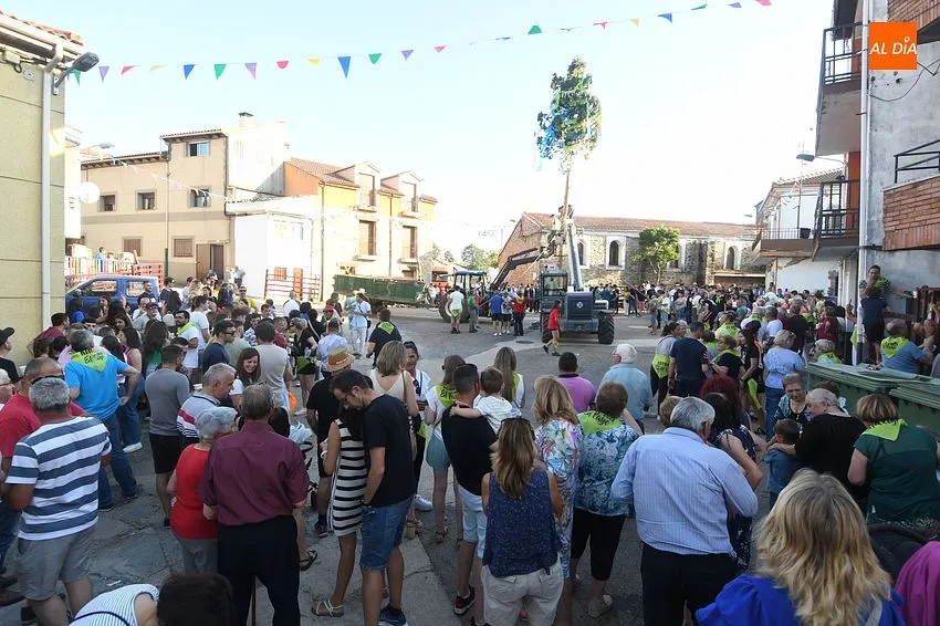 Izado de la 'Viga' en la tarde vespertina de San Juan / Fotos: Adrián M. Pastor