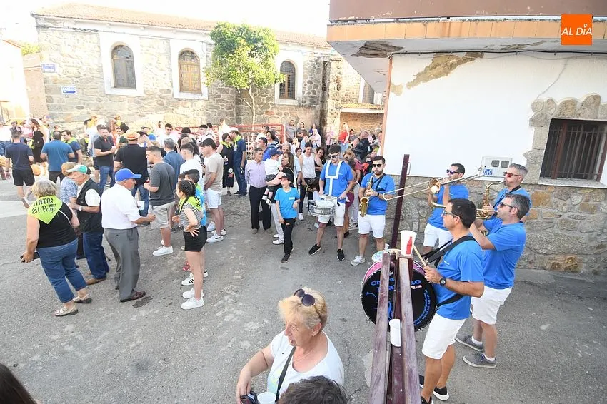 Izado de la 'Viga' en la tarde vespertina de San Juan / Fotos: Adrián M. Pastor