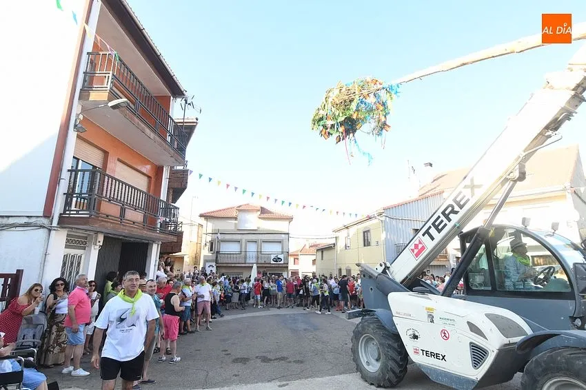 Izado de la 'Viga' en la tarde vespertina de San Juan / Fotos: Adrián M. Pastor