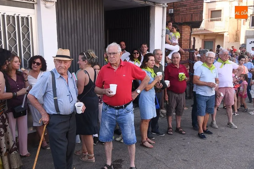 Izado de la 'Viga' en la tarde vespertina de San Juan / Fotos: Adrián M. Pastor