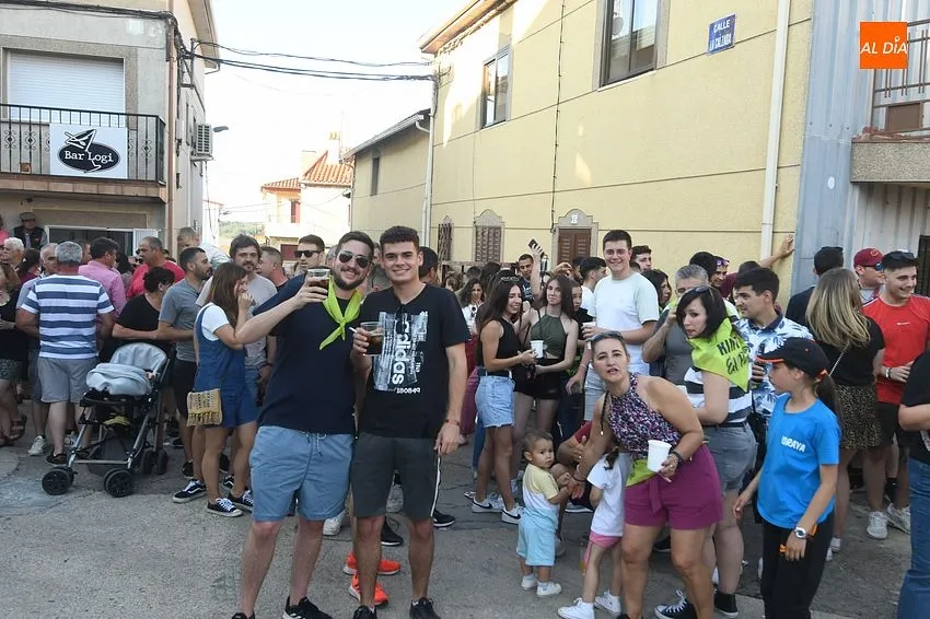 Izado de la 'Viga' en la tarde vespertina de San Juan / Fotos: Adrián M. Pastor