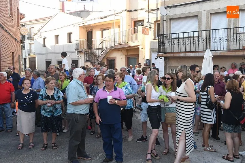 Izado de la 'Viga' en la tarde vespertina de San Juan / Fotos: Adrián M. Pastor
