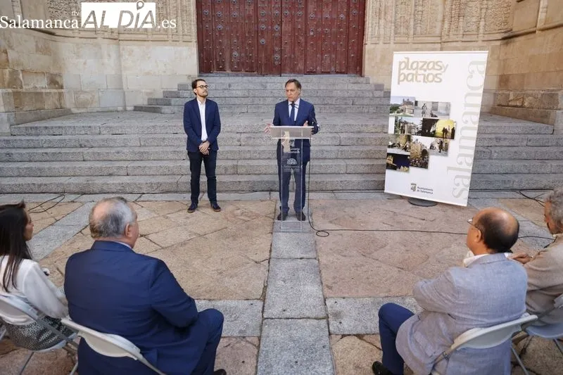 Presentación, en el Patio Chico, de una nueva edición del programa Salamanca Plazas y Patios con el alcalde, Carlos García Carbayo, y los artistas participantes. Fotos de David Sañudo