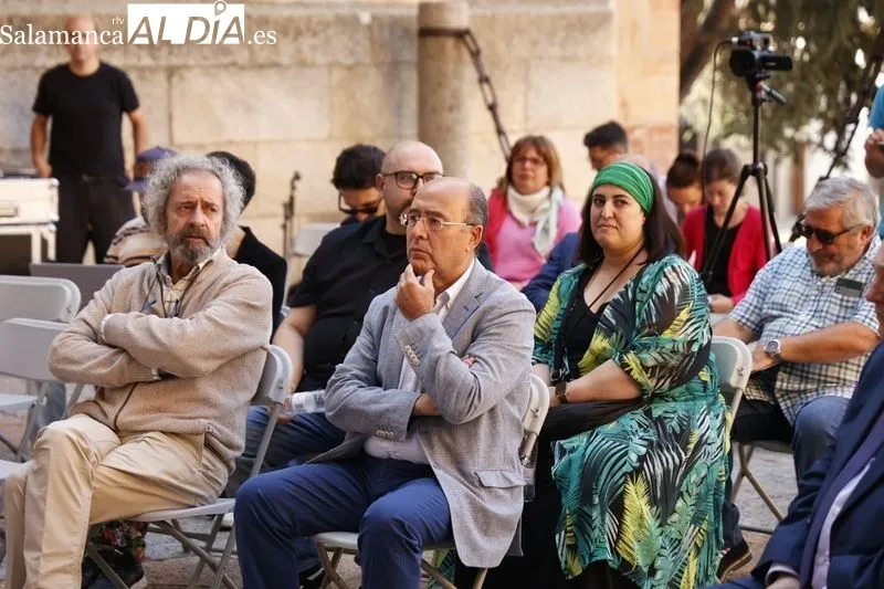 Presentación, en el Patio Chico, de una nueva edición del programa Salamanca Plazas y Patios con el alcalde, Carlos García Carbayo, y los artistas participantes. Fotos de David Sañudo