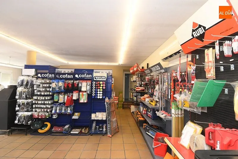 Ferretería a disposición de profesionales y público en general