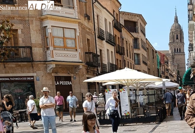 Aviso importante para los peatones y vehículos que circulan por la Rúa Mayor