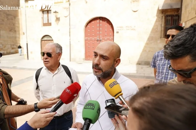 Presentación en la plaza Sexmeros de los candidatos de Salamanca al Congreso y al Senado por España Vaciada. Foto de David Sañudo