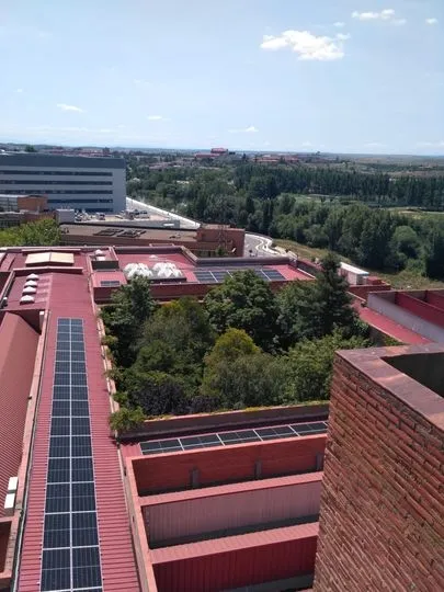 Placas solares en la fachada de una facultad de la USAL 