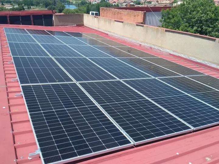 Placas solares en la fachada de una facultad de la USAL 