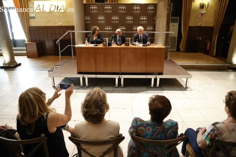 Gran afluencia de público en la presentación del libro 'Concordia y Discordia del género humano' | FOTOS: David Sañudo 