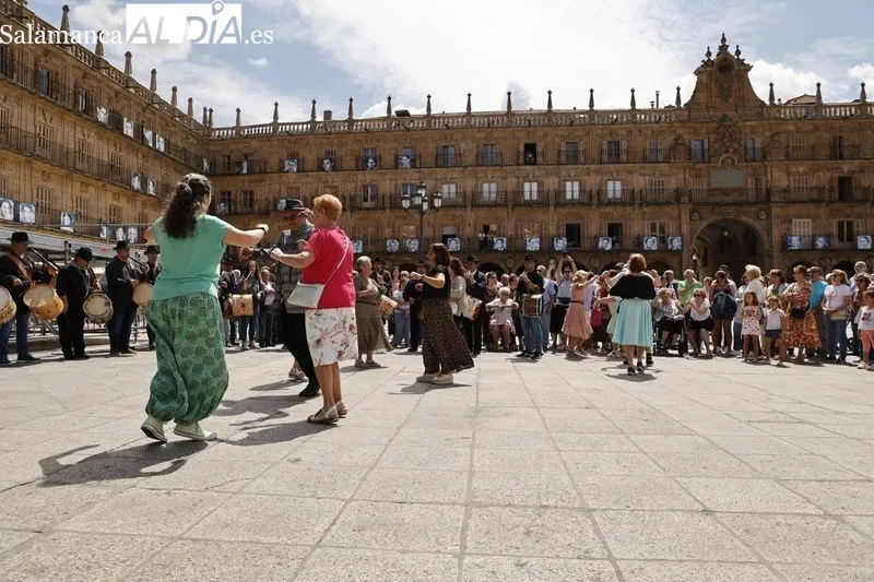 Pasacalles de folclore Charro en la Plaza Mayor de Salamanca. Foto de David Sañudo
