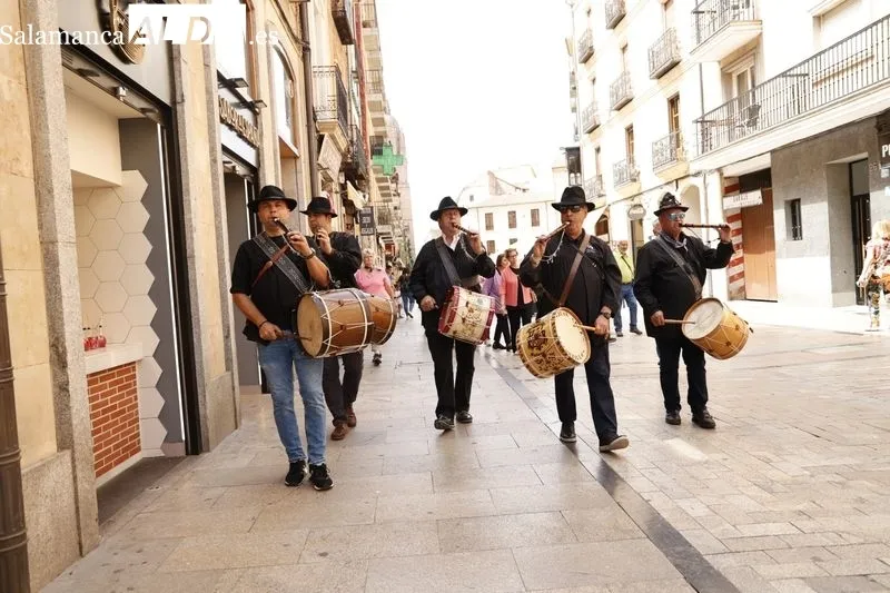 Pasacalles de folclore Charro en la Plaza Mayor de Salamanca. Foto de David Sañudo