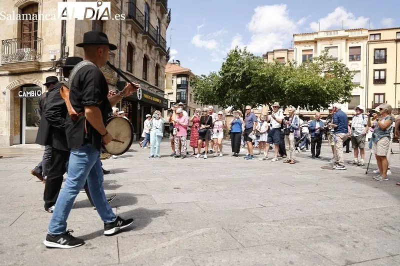 Pasacalles de folclore Charro en la Plaza Mayor de Salamanca. Foto de David Sañudo