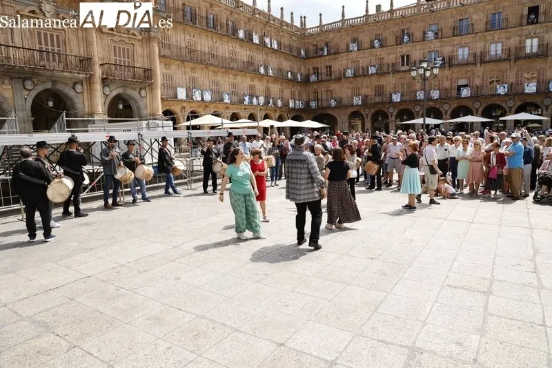 Pasacalles de folclore Charro en la Plaza Mayor de Salamanca. Foto de David Sañudo