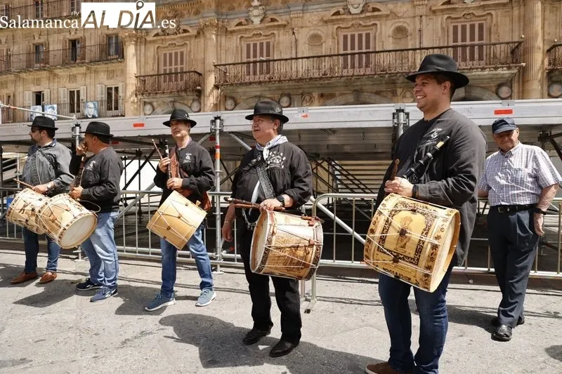 Pasacalles de folclore Charro en la Plaza Mayor de Salamanca. Foto de David Sañudo