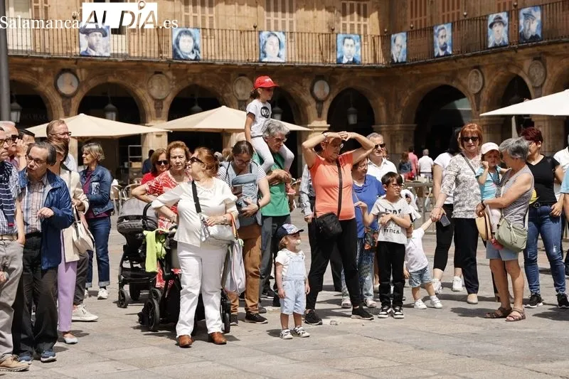 Pasacalles de folclore Charro en la Plaza Mayor de Salamanca. Foto de David Sañudo