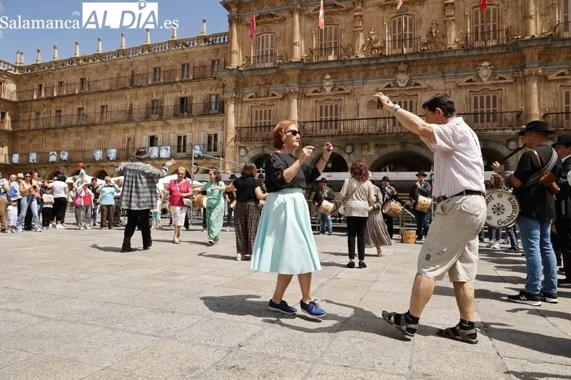 Pasacalles de folclore Charro en la Plaza Mayor de Salamanca. Foto de David Sañudo