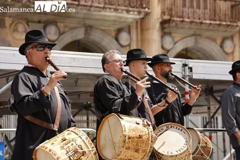 Pasacalles de folclore Charro en la Plaza Mayor de Salamanca. Foto de David Sañudo