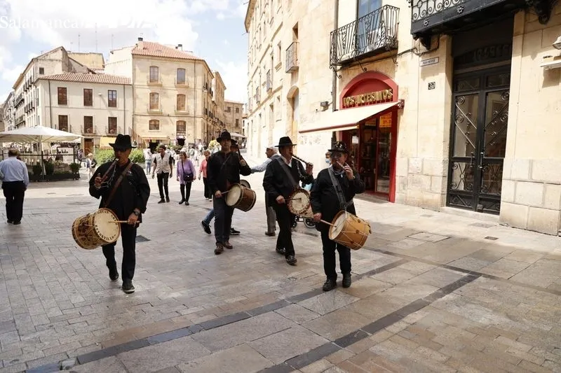 Pasacalles de folclore Charro en la Plaza Mayor de Salamanca. Foto de David Sañudo