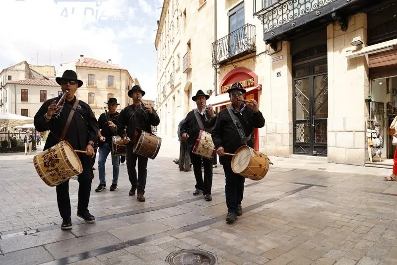 Pasacalles de folclore Charro en la Plaza Mayor de Salamanca. Foto de David Sañudo