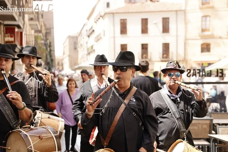 Pasacalles de folclore Charro en la Plaza Mayor de Salamanca. Foto de David Sañudo