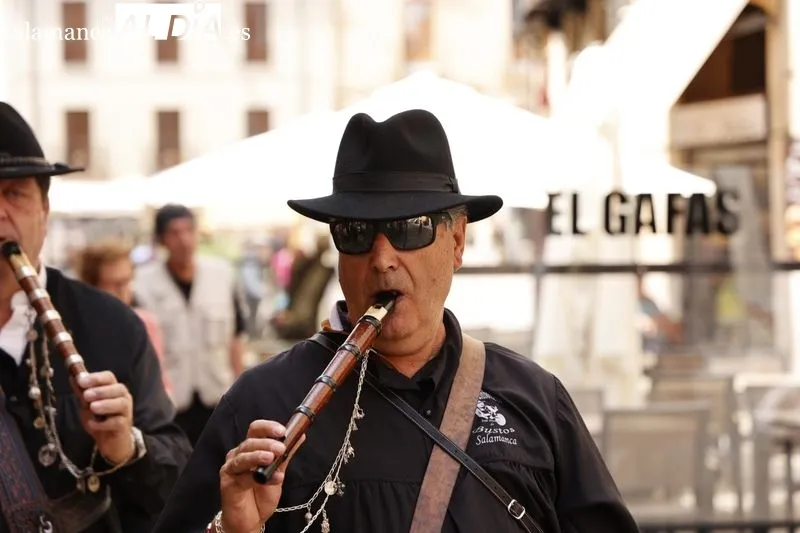 Pasacalles de folclore Charro en la Plaza Mayor de Salamanca. Foto de David Sañudo