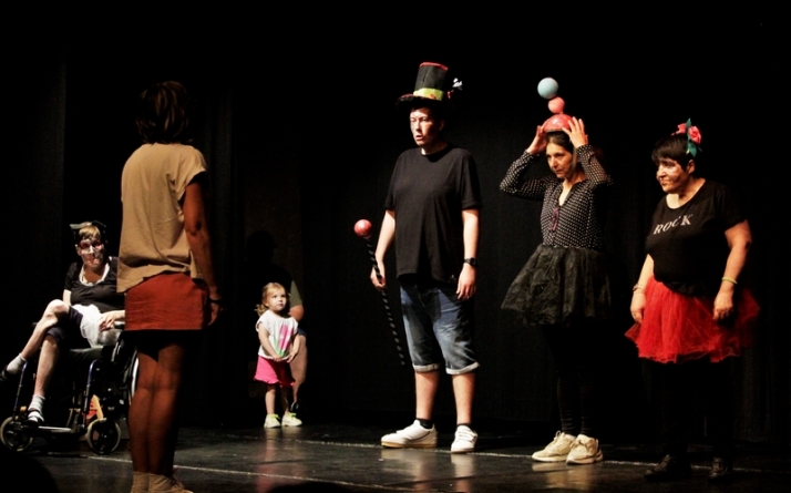 Emotiva actuación del grupo de teatro y danza de Asprodes Vitigudino en Monleras 