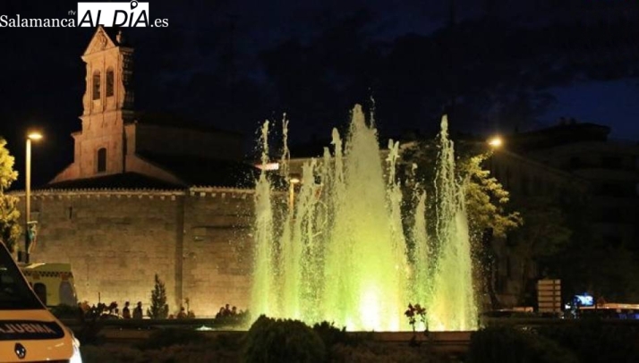 La fuente de la Puerta de Zamora se ilumina este lunes por el Día Internacional de la lucha contra el tráfico de drogas