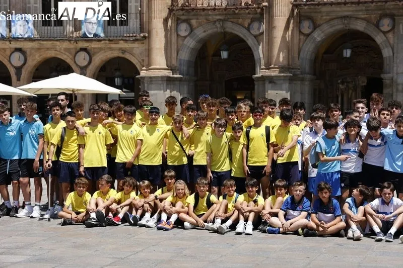 Presentación en la Plaza Mayor del VII Torneo Internacional de Fútbol Sala ‘Ciudad de Salamanca’. Foto de David Sañudo