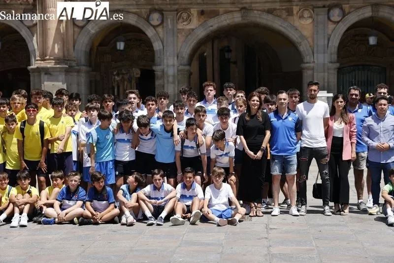 Presentación en la Plaza Mayor del VII Torneo Internacional de Fútbol Sala ‘Ciudad de Salamanca’. Foto de David Sañudo