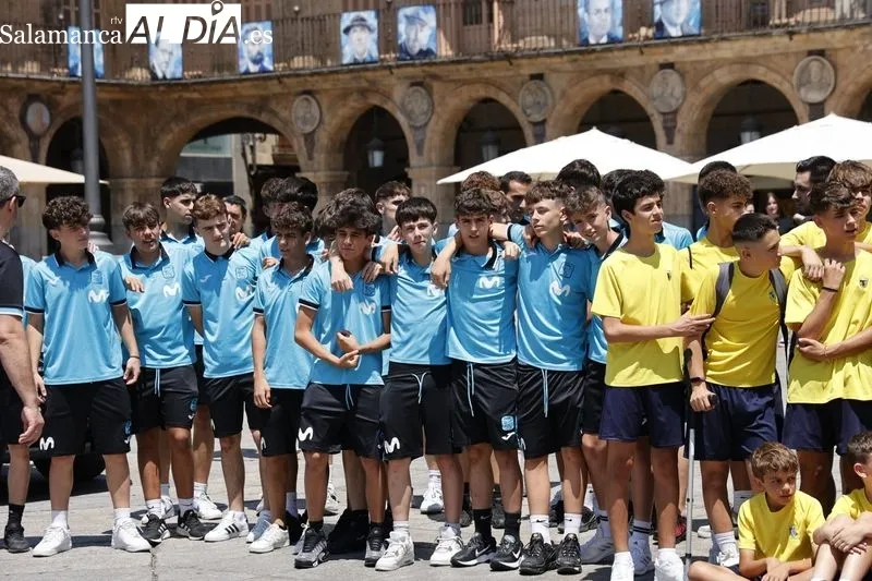 Presentación en la Plaza Mayor del VII Torneo Internacional de Fútbol Sala ‘Ciudad de Salamanca’. Foto de David Sañudo
