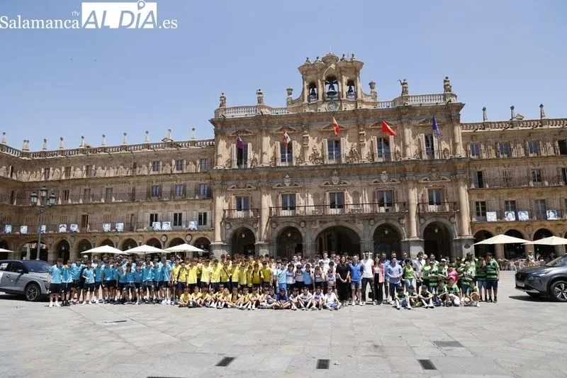 Presentación en la Plaza Mayor del VII Torneo Internacional de Fútbol Sala ‘Ciudad de Salamanca’. Foto de David Sañudo