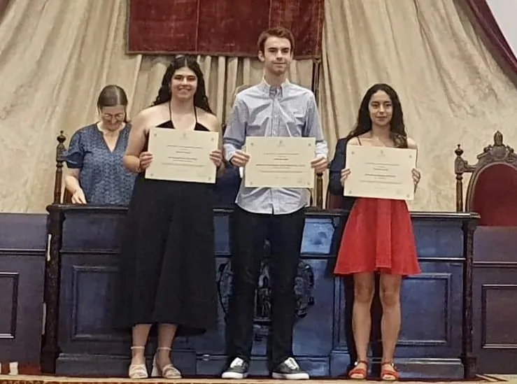 Foto 3 - Sonsoles Gonz&aacute;lez y Julia S&aacute;nchez, alumnas del IES Germ&aacute;n S&aacute;nchez Ruip&eacute;rez, reciben su diploma de acceso a la Universidad entre las 100 mejores de la EBAU