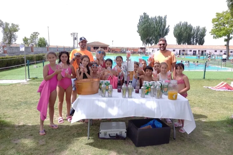 Teo Marcos realizaba un solidario cóctel en las piscinas en favor de Pyfano
