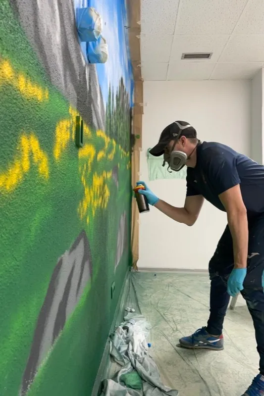 Foto 3 - Enrique Mu&ntilde;oz o 'Kikeart': el grafitero que ha dado luz y esperanza al hospital de d&iacute;a cardiol&oacute;gico del Virgen de la Vega