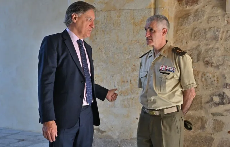 Encuentro en la Torre de los Anaya del alcalde de Salamanca, Carlos García Carbayo, y el nuevo jefe del Mando de Ingenieros, el general de brigada Julio Rello Varas