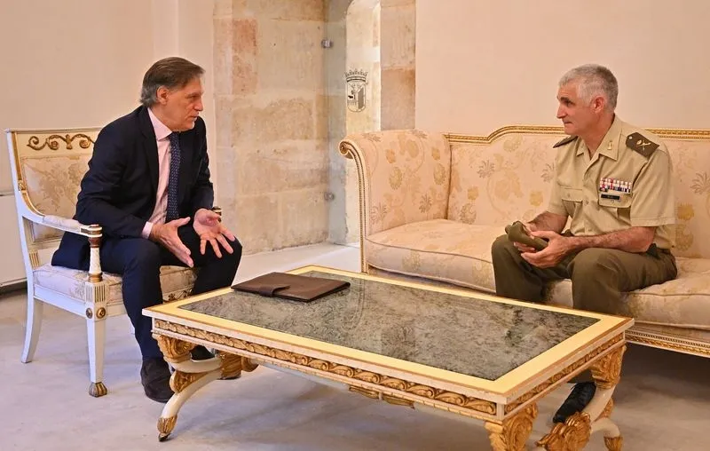 Encuentro en la Torre de los Anaya del alcalde de Salamanca, Carlos García Carbayo, y el nuevo jefe del Mando de Ingenieros, el general de brigada Julio Rello Varas