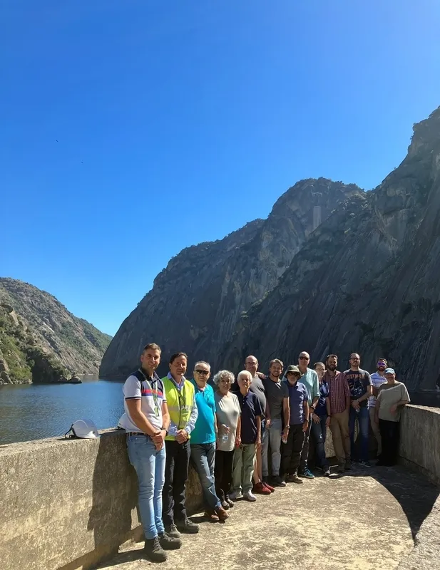 Visitantes en la presa 