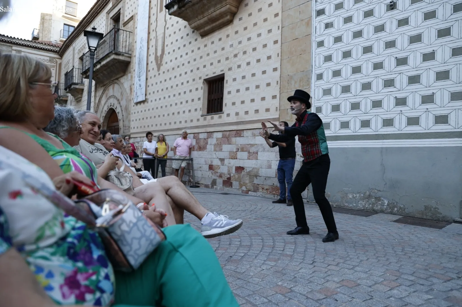 Foto 10 - EduLogic representa &lsquo;Cucurruc&uacute; paloma (y la pelirroja &iquest;qu&eacute;?) en la plaza de San Boal y encandila al p&uacute;blico