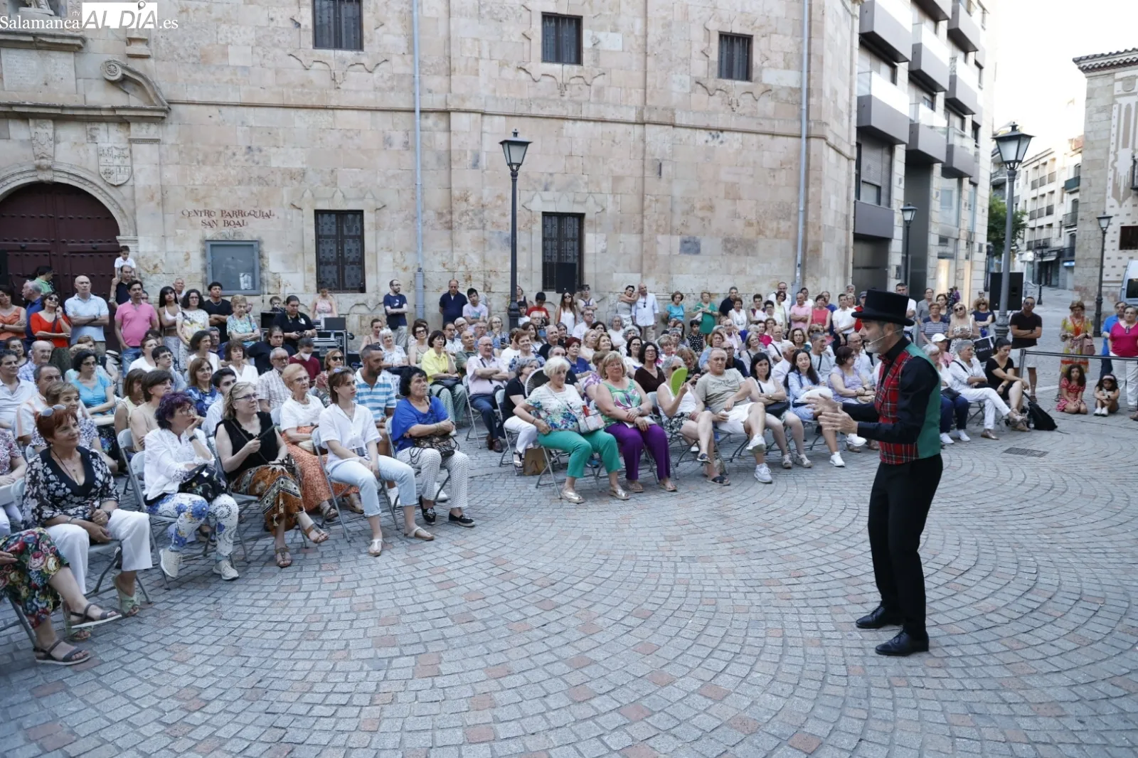 Foto 8 - EduLogic representa &lsquo;Cucurruc&uacute; paloma (y la pelirroja &iquest;qu&eacute;?) en la plaza de San Boal y encandila al p&uacute;blico