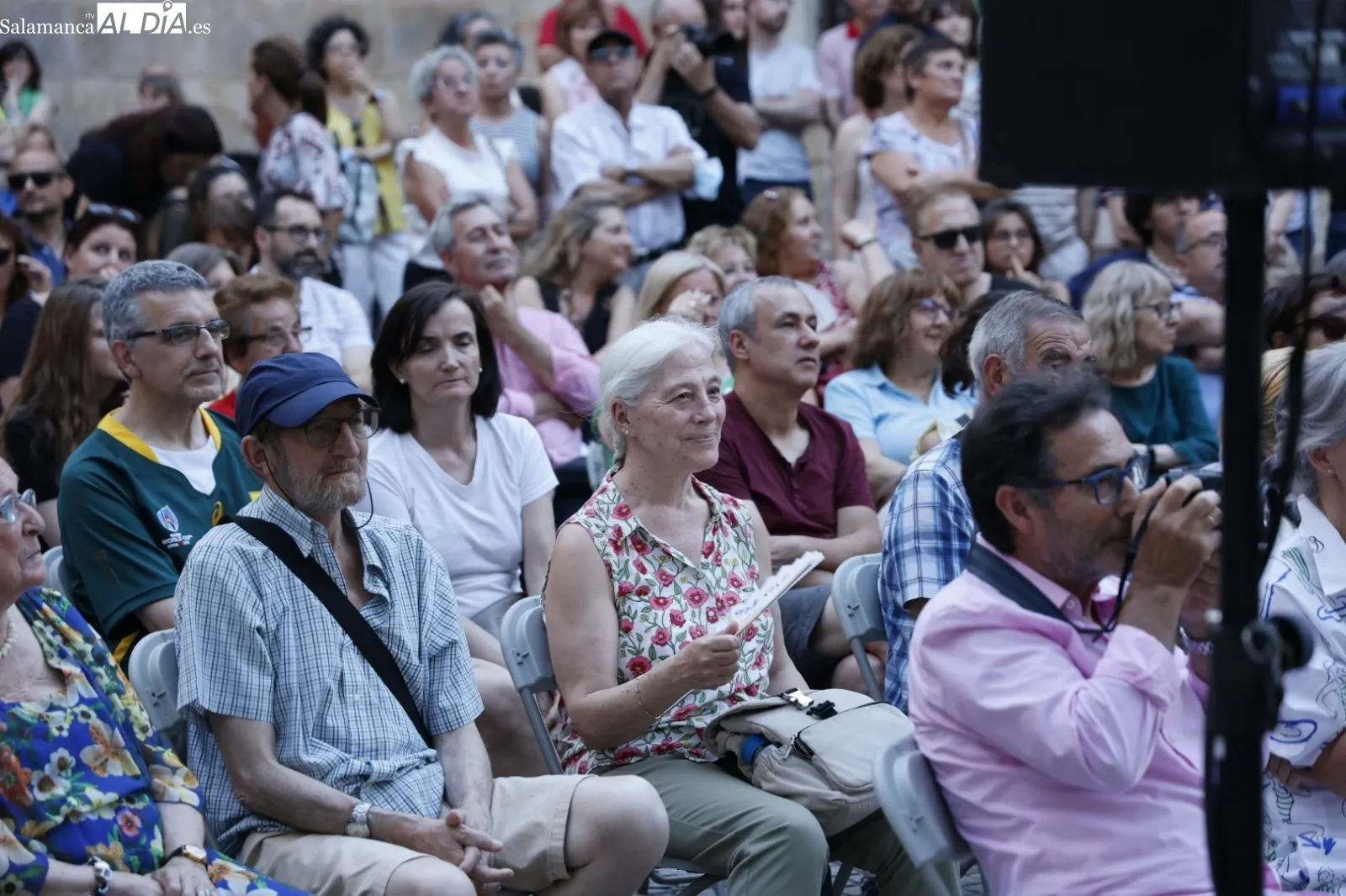 Foto 5 - EduLogic representa &lsquo;Cucurruc&uacute; paloma (y la pelirroja &iquest;qu&eacute;?) en la plaza de San Boal y encandila al p&uacute;blico