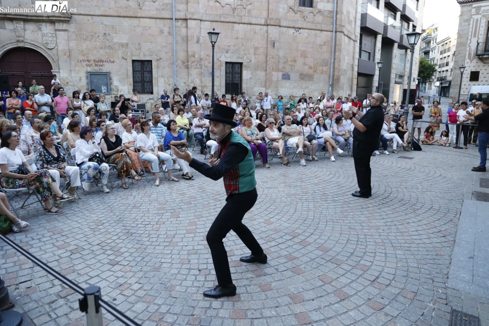 Foto 4 - EduLogic representa &lsquo;Cucurruc&uacute; paloma (y la pelirroja &iquest;qu&eacute;?) en la plaza de San Boal y encandila al p&uacute;blico