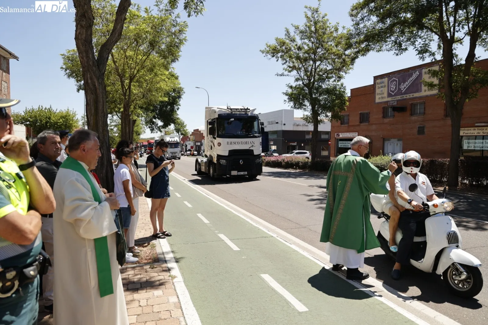 Foto 18 - Los veh&iacute;culos salmantinos reciben su tradicional bendici&oacute;n por San Crist&oacute;bal