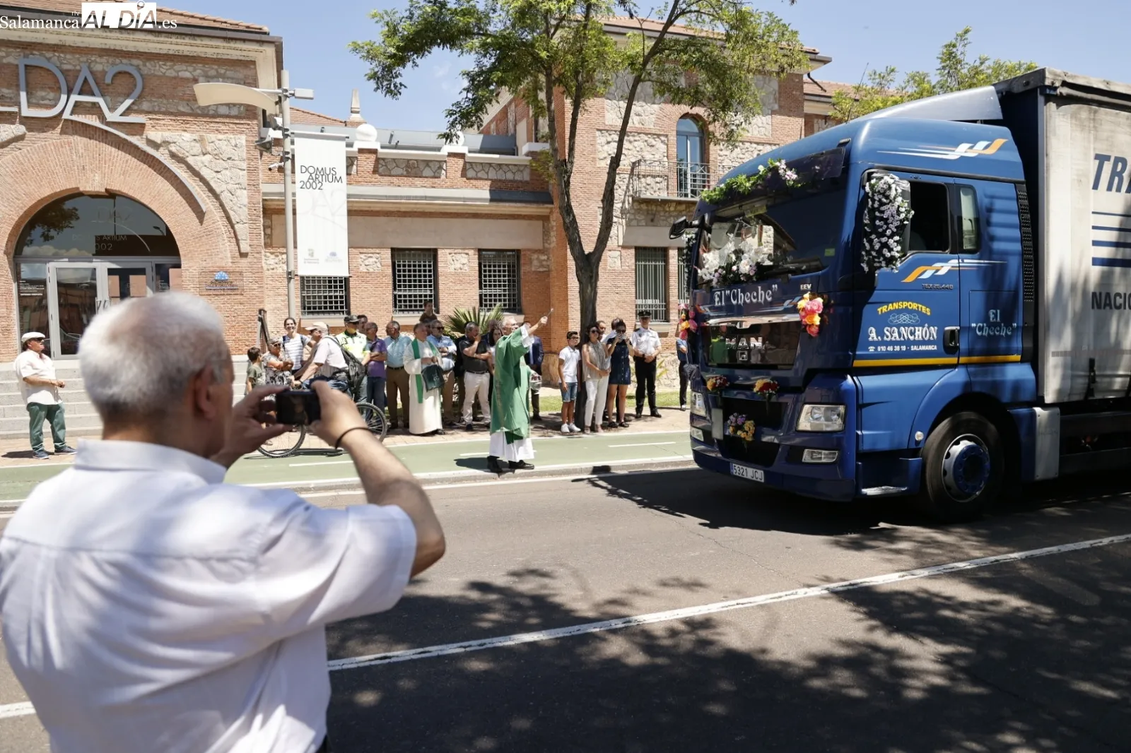 Foto 11 - Los veh&iacute;culos salmantinos reciben su tradicional bendici&oacute;n por San Crist&oacute;bal