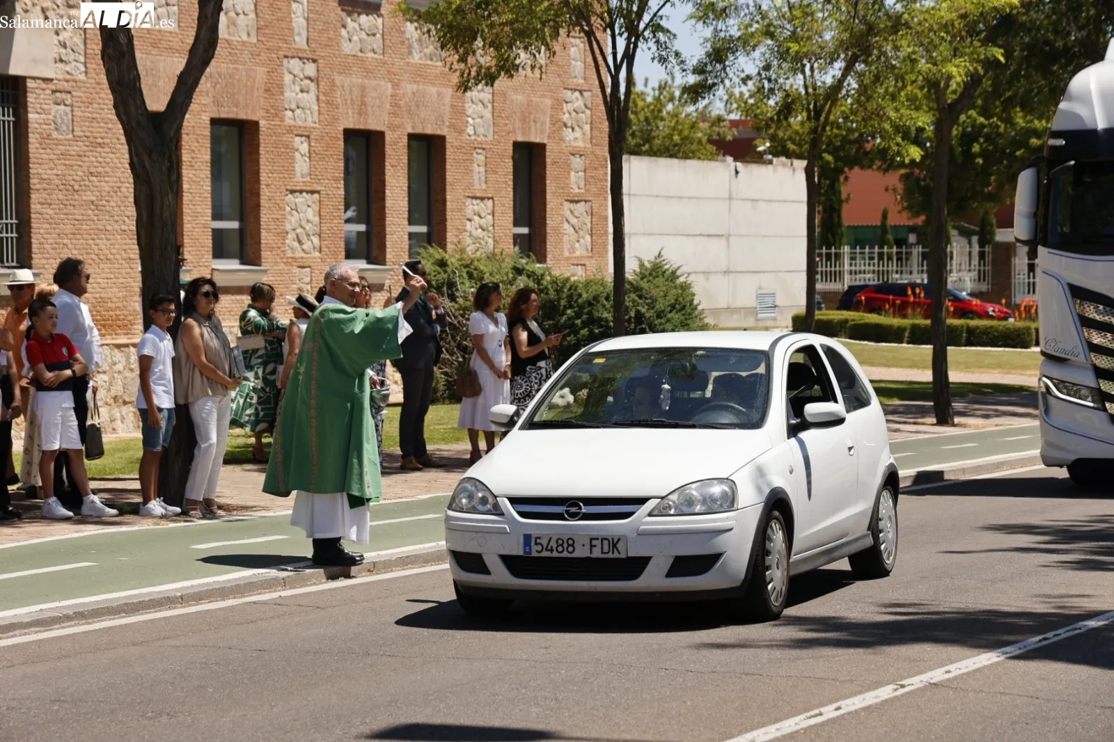Foto 6 - Los veh&iacute;culos salmantinos reciben su tradicional bendici&oacute;n por San Crist&oacute;bal